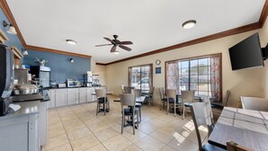 Free continental breakfast - Best Western Regency Inn & Suites (Gonzales)