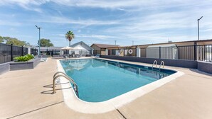 Outdoor pool - Best Western Regency Inn & Suites (Gonzales)