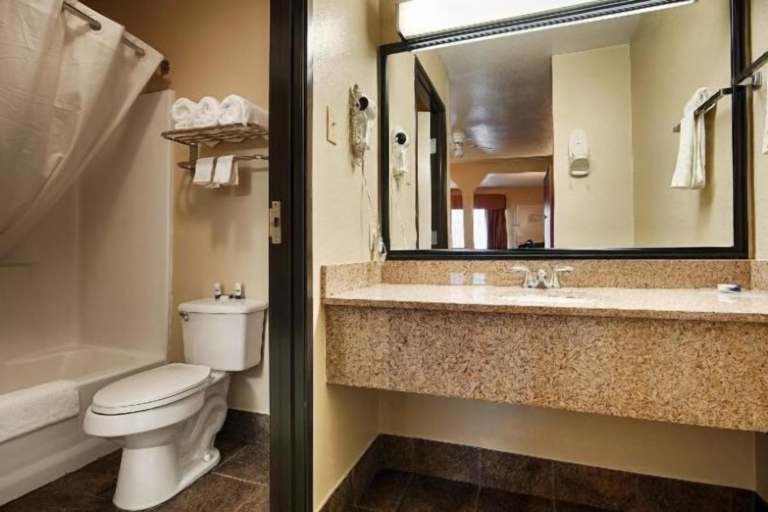 Bathroom | Combined shower/tub, free toiletries, hair dryer, towels