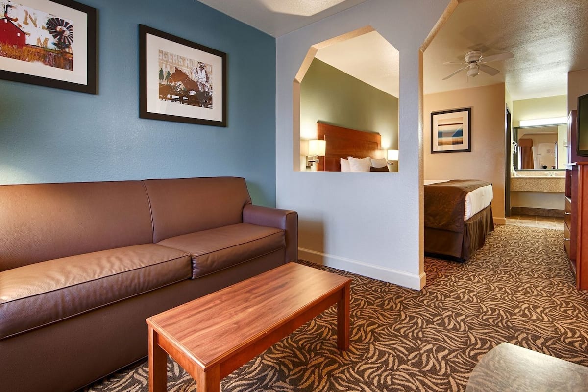 Zimmersafe, Schreibtisch, Bügeleisen/Bügelbrett, Zustellbetten