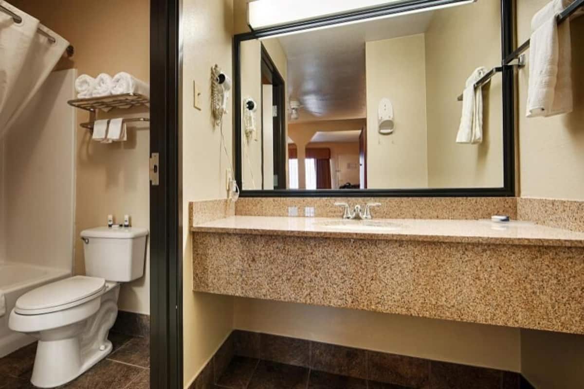 Badezimmer | Duschwanne, kostenlose Toilettenartikel, Haartrockner, Handtücher