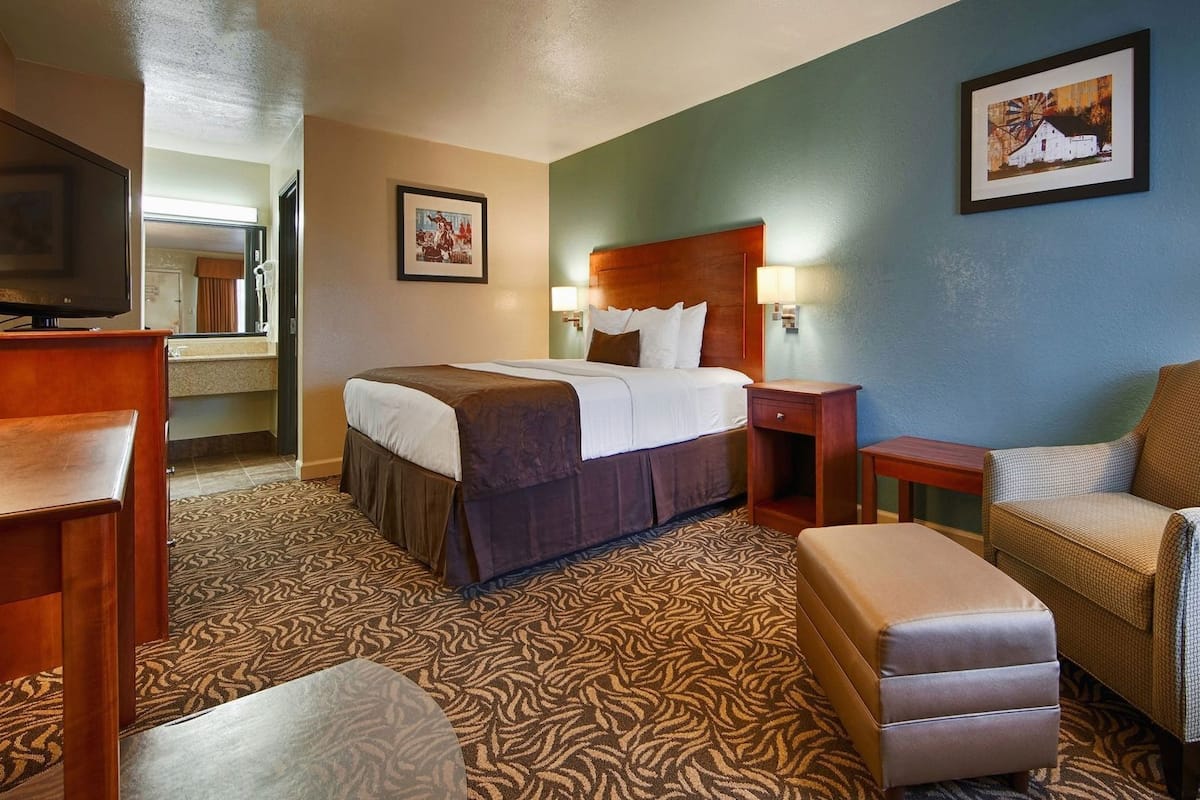 In-room safe, desk, iron/ironing board, rollaway beds (surcharge)