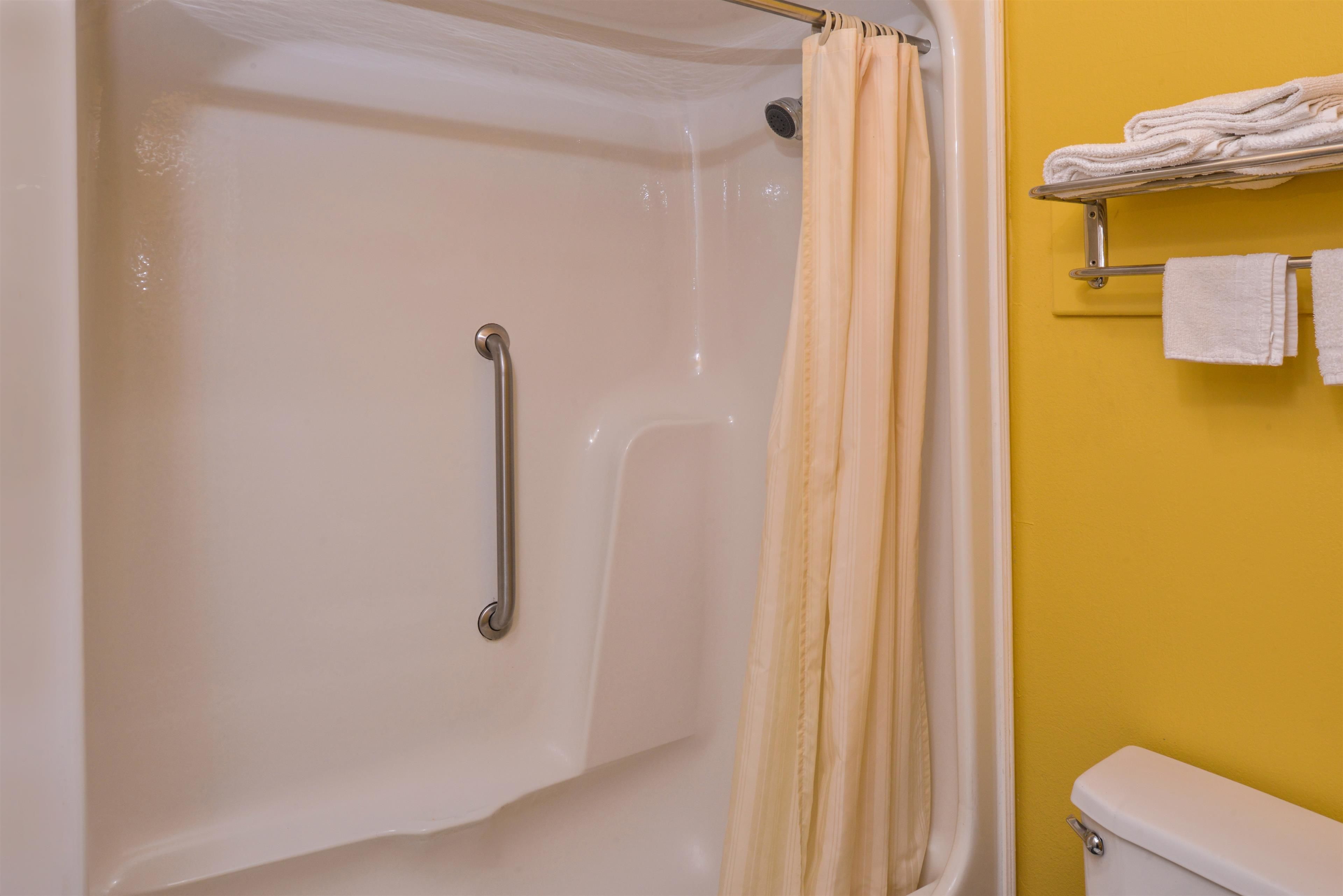 Combined shower/tub, free toiletries, hair dryer, towels