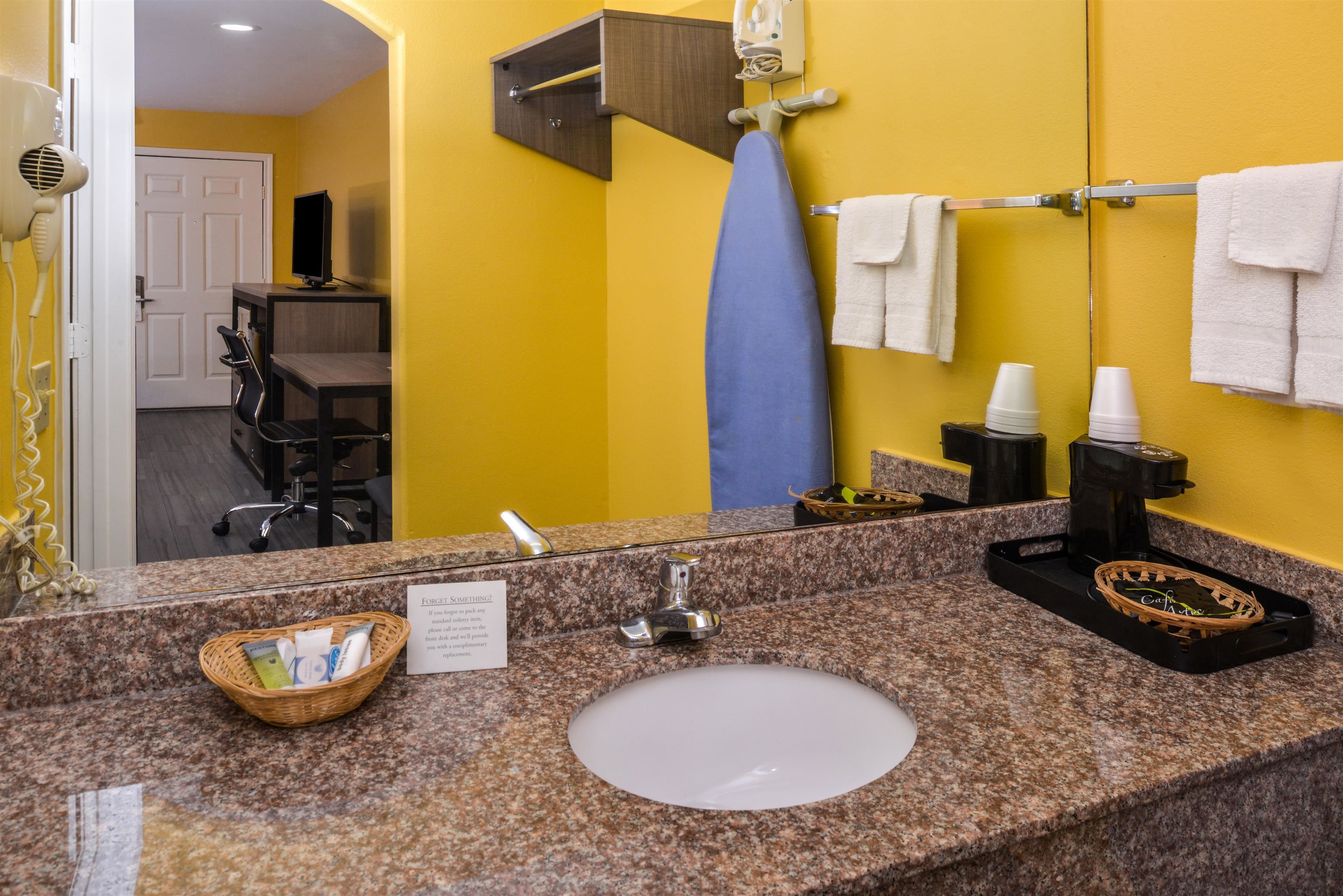 Combined shower/bathtub, free toiletries, hair dryer, towels