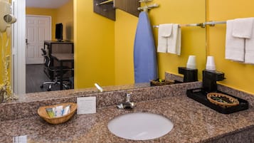 Combined shower/bathtub, free toiletries, hair dryer, towels