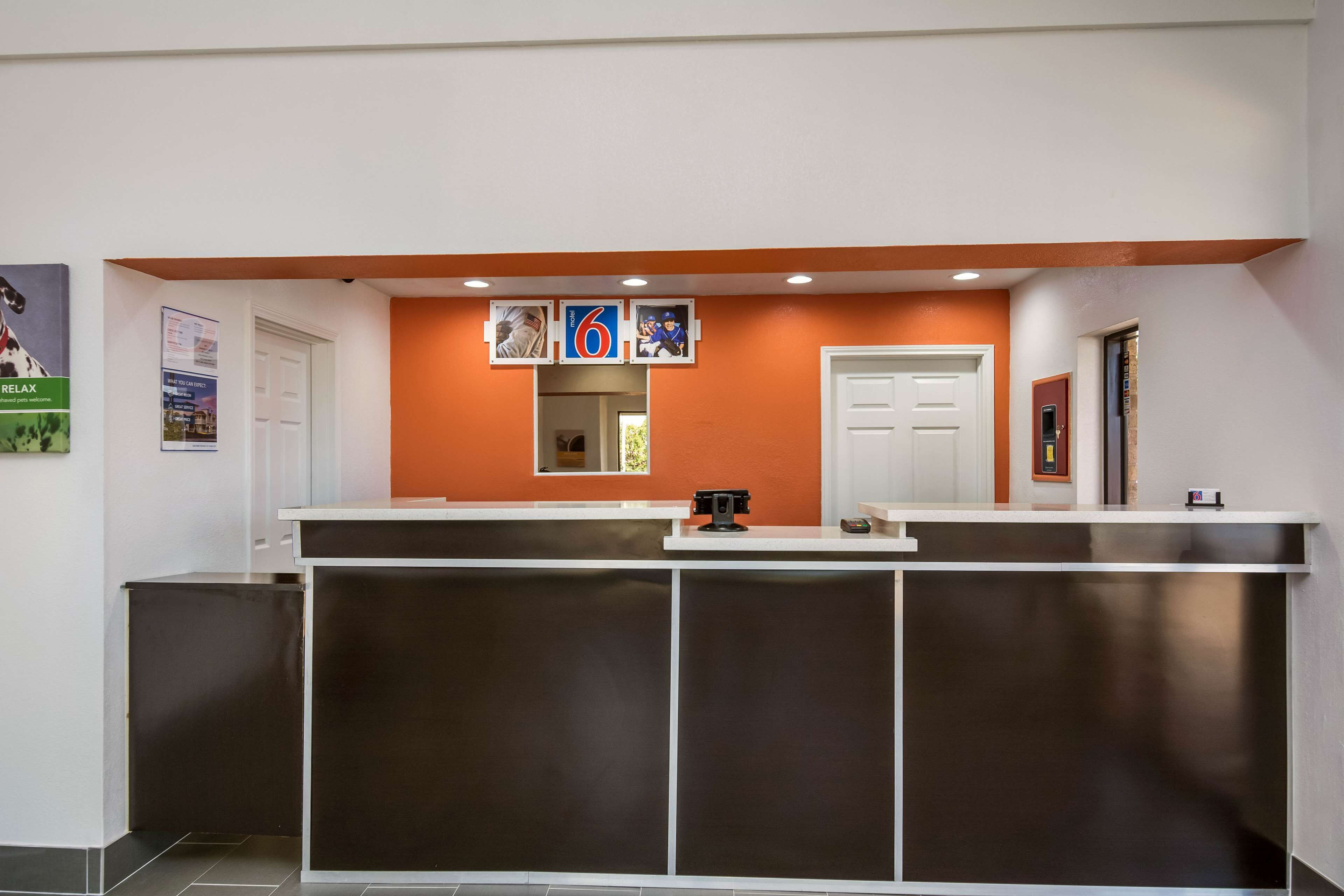 ฝ่ายต้อนรับ