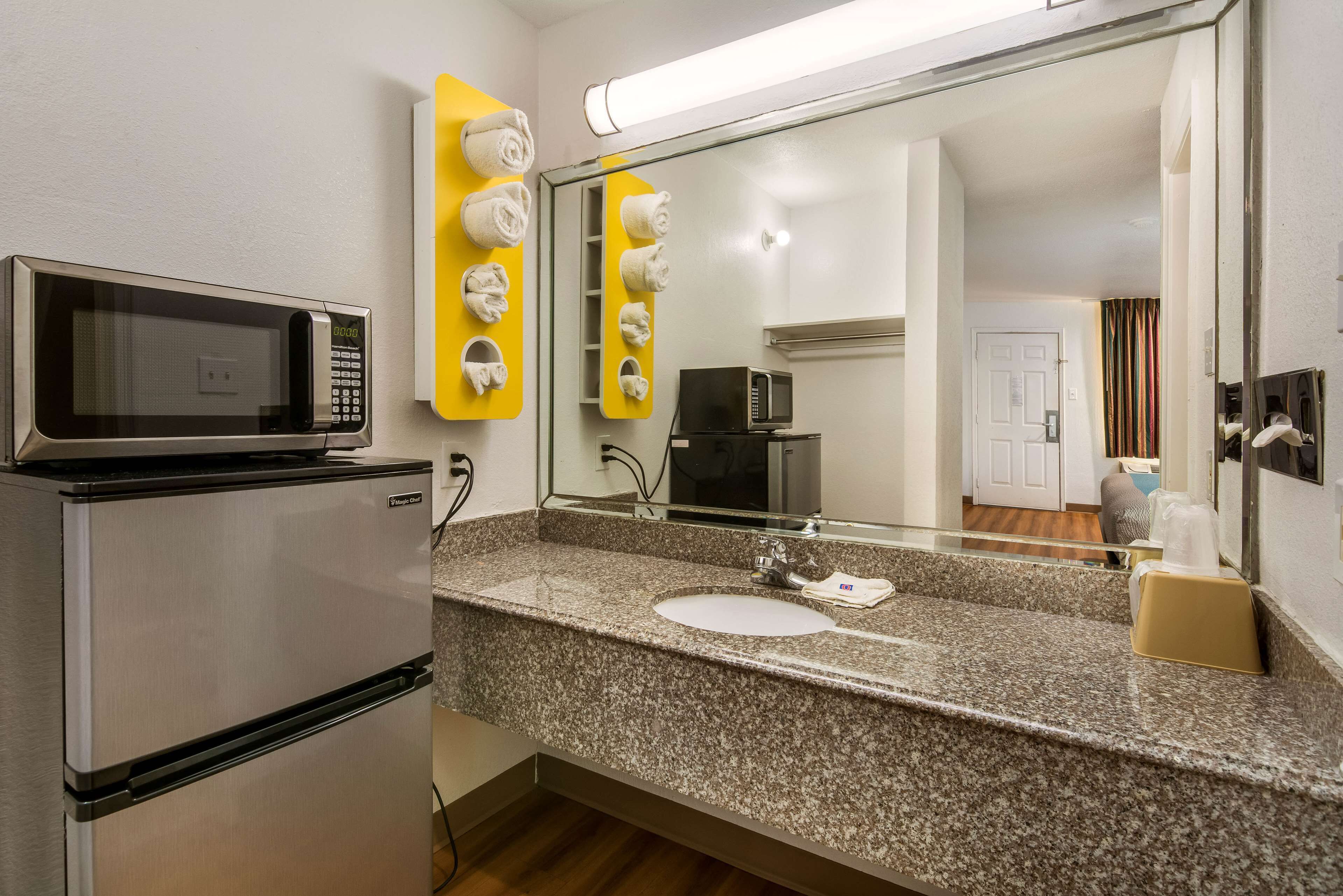 Regndusjhode, toalettartikler (inkludert), hårføner og håndklær