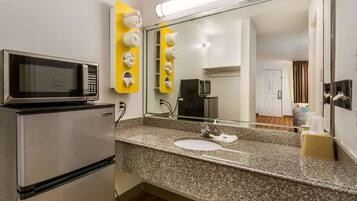 Regndusjhode, toalettartikler (inkludert), hårføner og håndklær