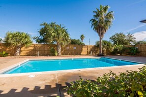 Una piscina al aire libre de temporada