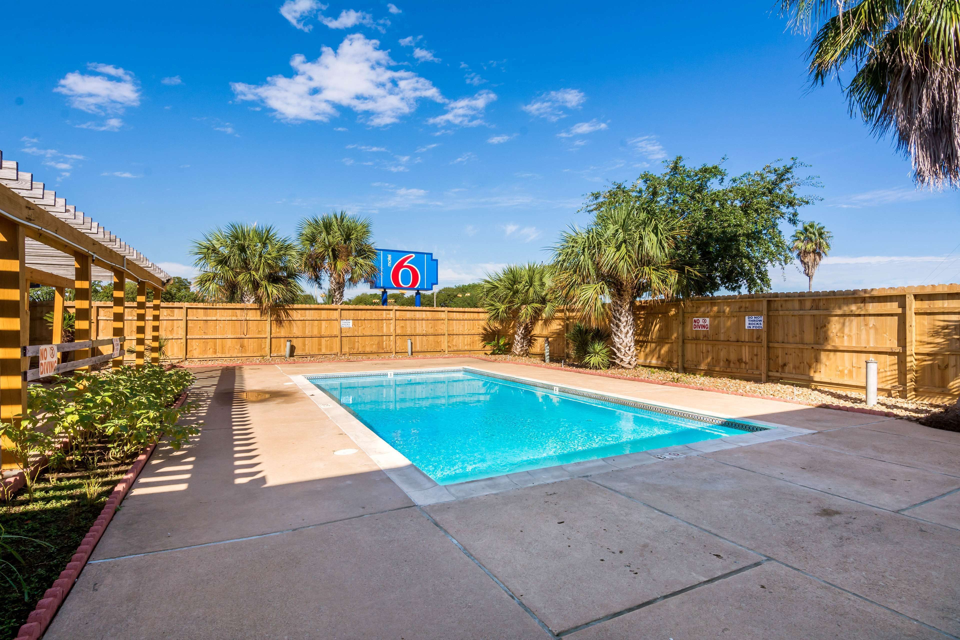 Una piscina al aire libre de temporada