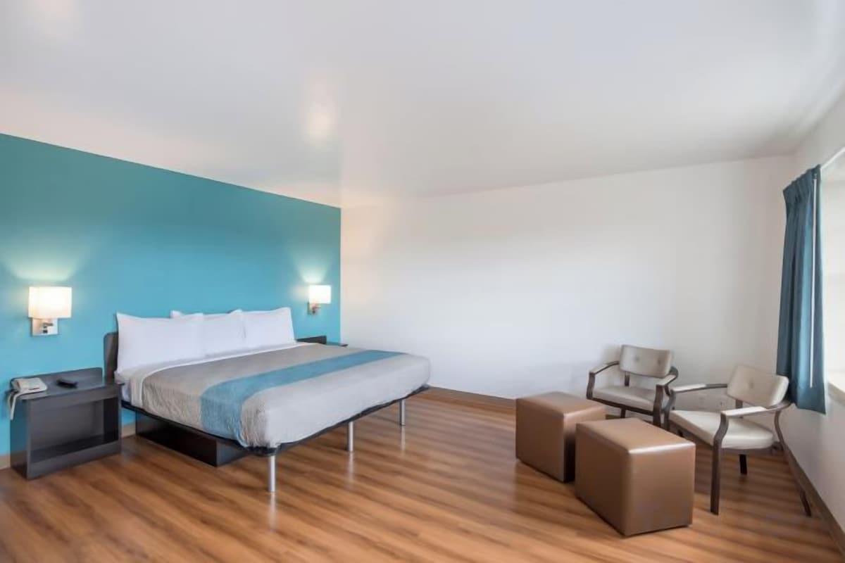 Tabla de planchar con plancha, wifi gratis, despertador y ropa de cama