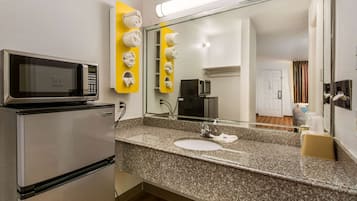 Rainfall showerhead, free toiletries, hair dryer, towels