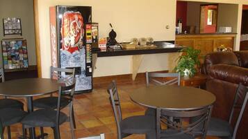 Kjøleskap, mikrobølgeovn og kaffetrakter/tekoker