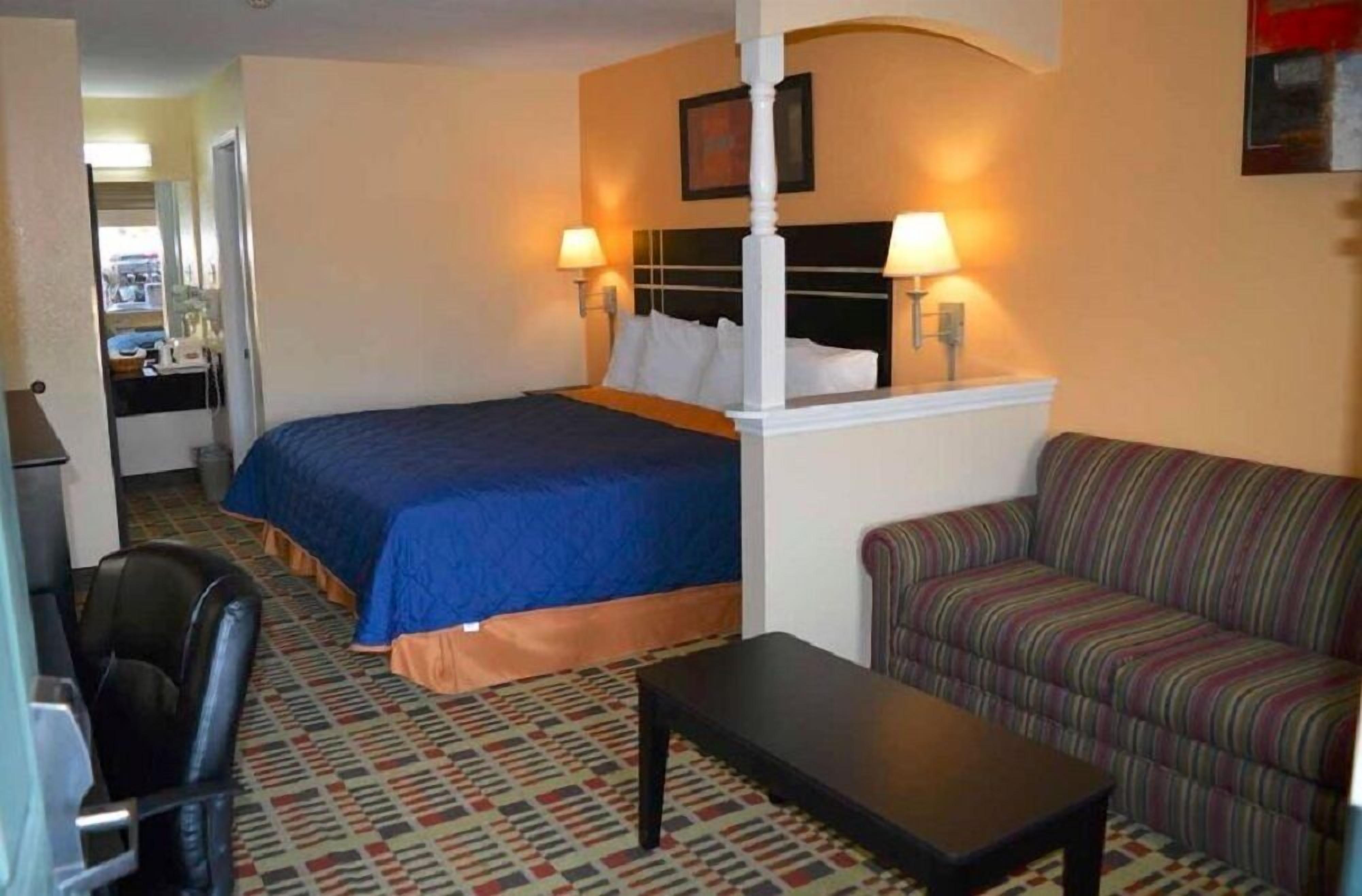 Standard Room, 1 King Bed, Non Smoking | Desk, iron/ironing board, free WiFi, bed sheets