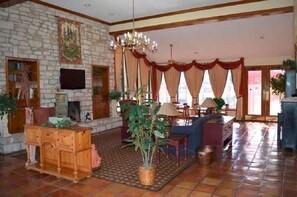 Lobby sitting area - Countryside Inn (Wharton)