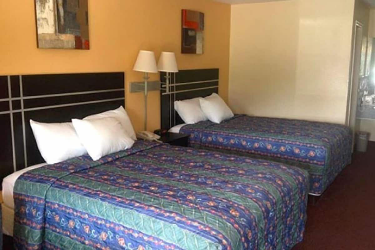 Standaard kamer, 2 queensize bedden, niet-roken | Een bureau, een strijkplank/strijkijzer, gratis wifi, beddengoed