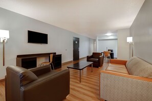 Standard Suite, 1 Queen Bed, Non Smoking | Free WiFi, bed sheets