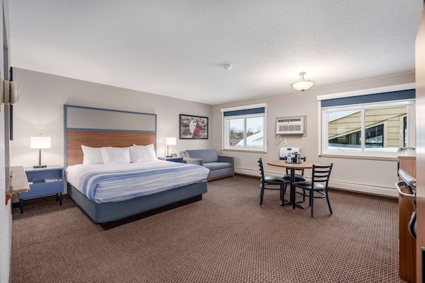 Executive Room, 1 King Bed, Non Smoking | Pillow-top beds, desk, iron/ironing board, free WiFi