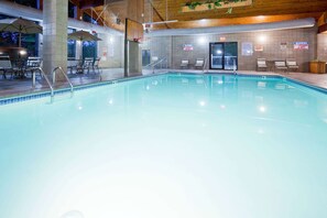 สระว่ายน้ำในร่ม, เก้าอี้อาบแดดริมสระ