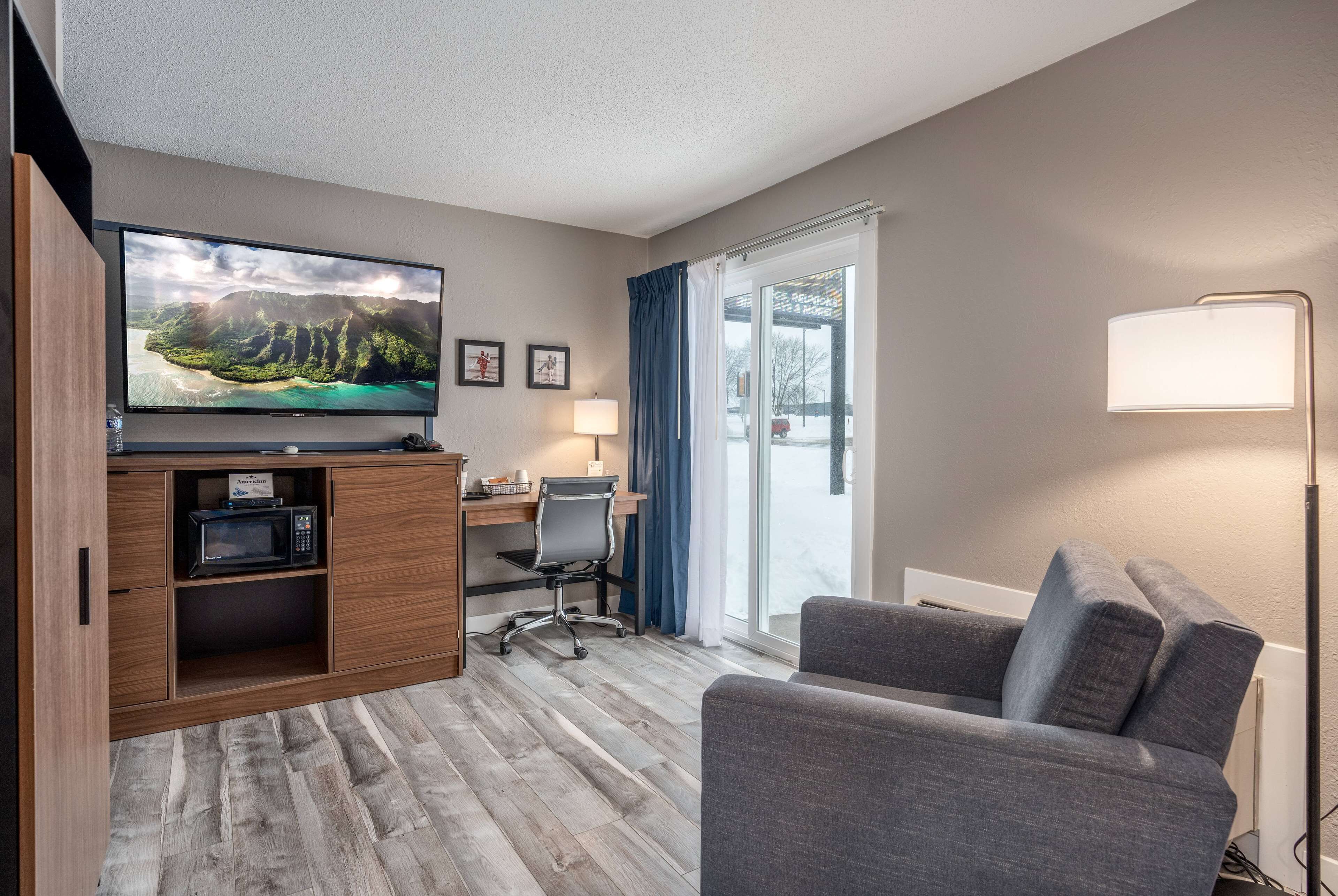 deluxe room, 1 queen bed, non smoking | pillow-top beds, desk, iron/ironing board, free wifi