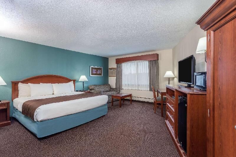 Pillowtop beds, desk, iron/ironing board, free WiFi