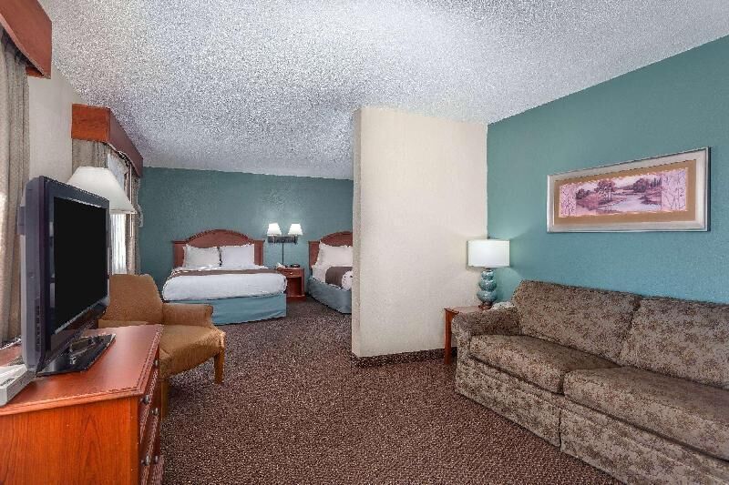 Pillowtop beds, desk, iron/ironing board, free WiFi