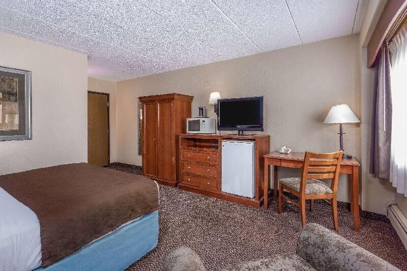 Pillowtop beds, desk, iron/ironing board, free WiFi