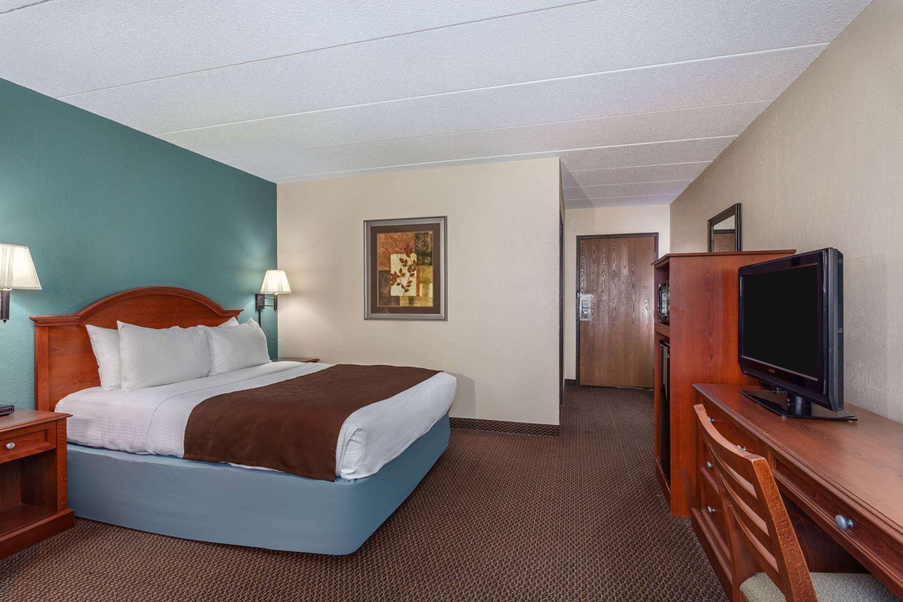 Pillowtop beds, desk, iron/ironing board, free WiFi