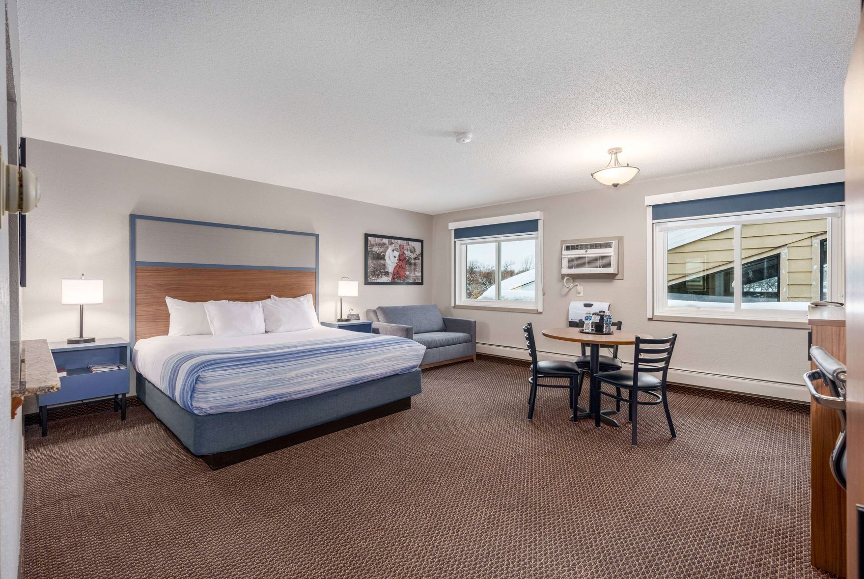 Pillowtop beds, desk, iron/ironing board, free WiFi