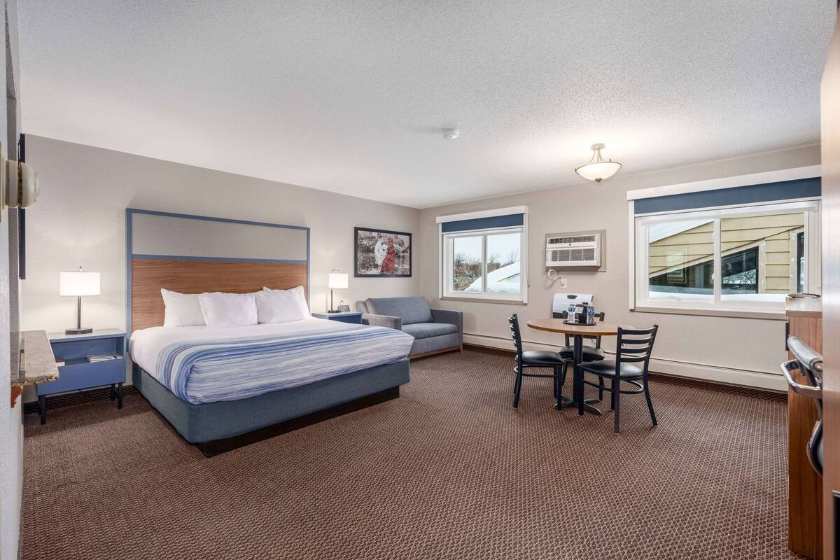 Pillowtop beds, desk, iron/ironing board, free WiFi