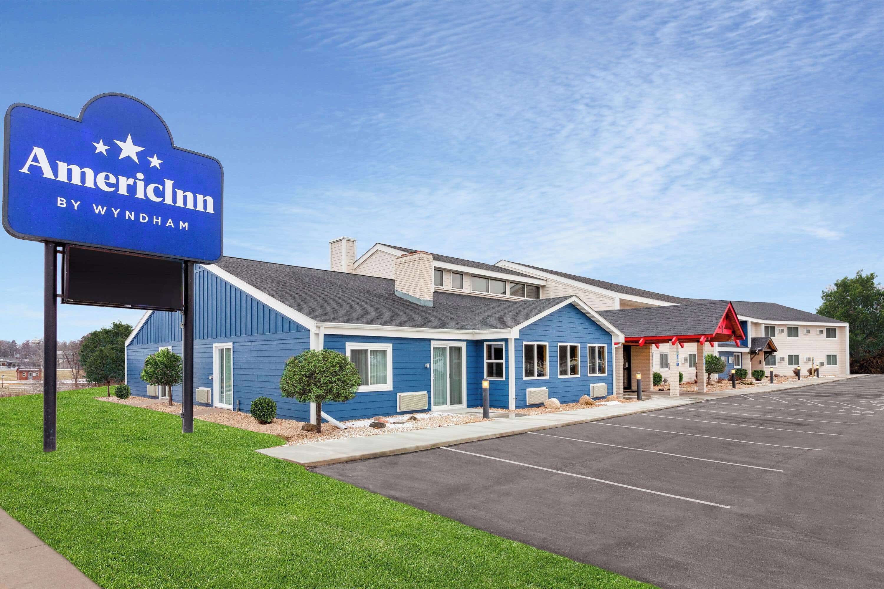 A blue building with a sign reading "American Inn by Wyndham."
