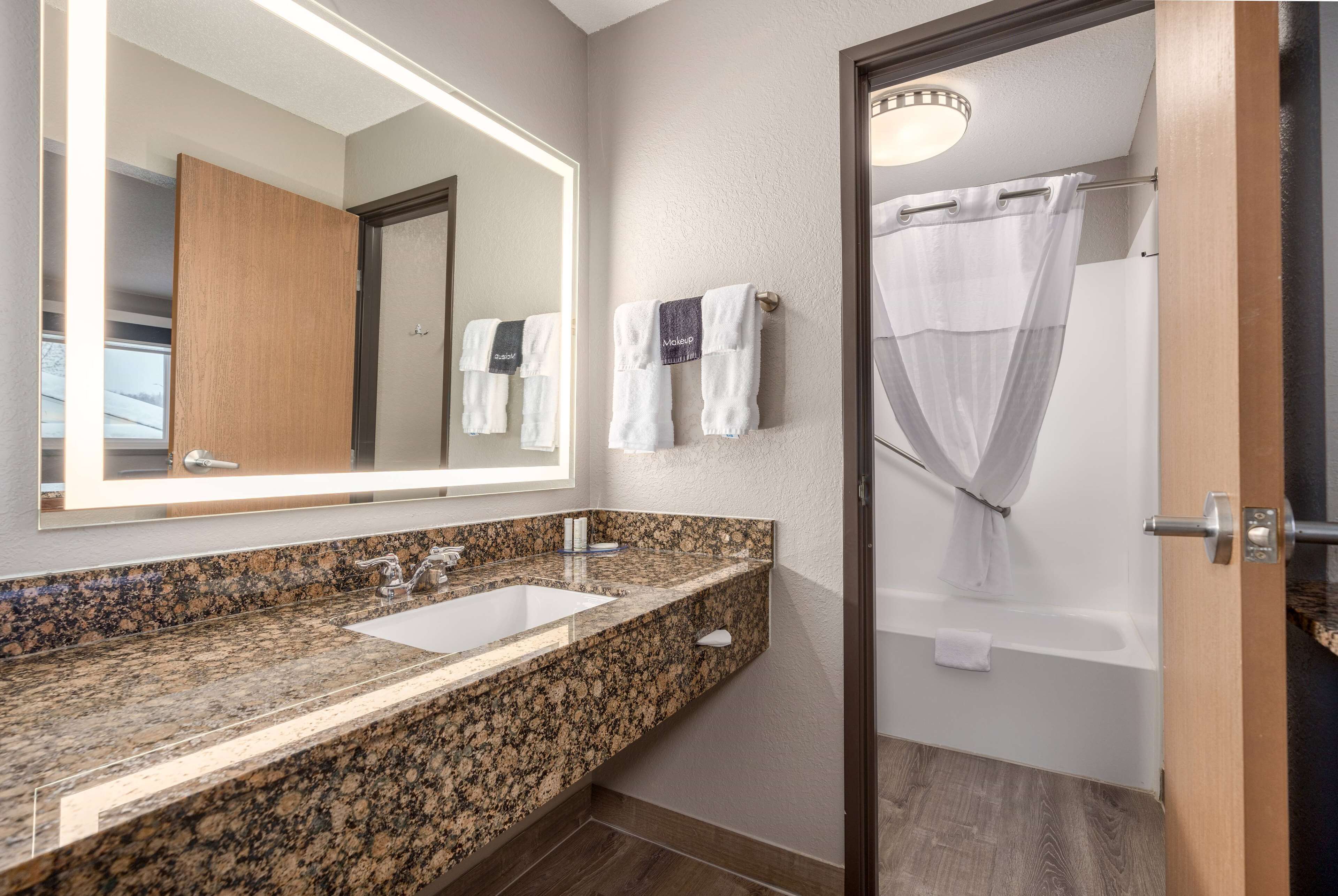 Combined shower/tub, free toiletries, hair dryer, towels
