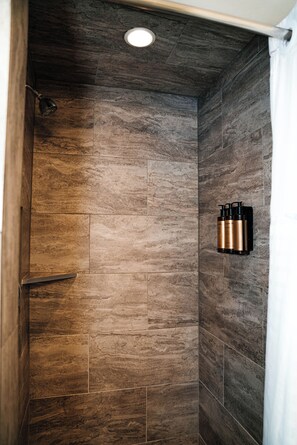 Chambre Standard, 1 très grand lit, vue montagne | Salle de bain