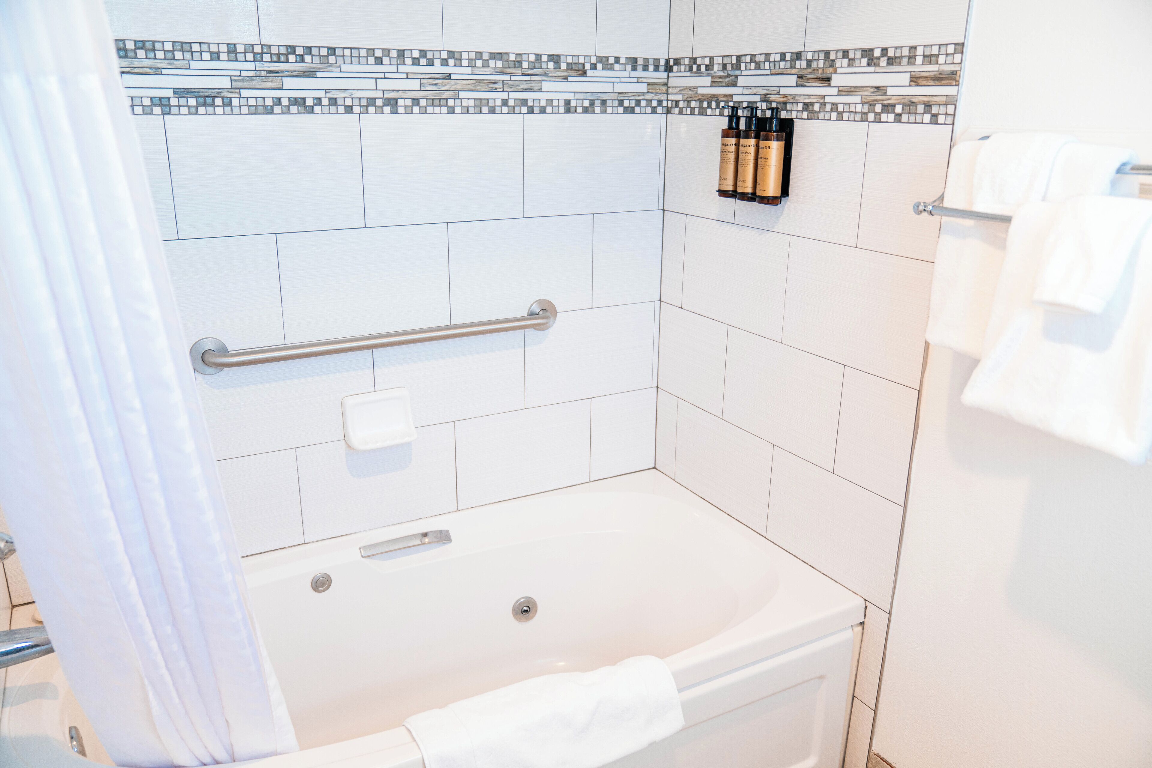 Ein modernes Badezimmer mit Bodendusche, einer Badewanne und einer Toilette.