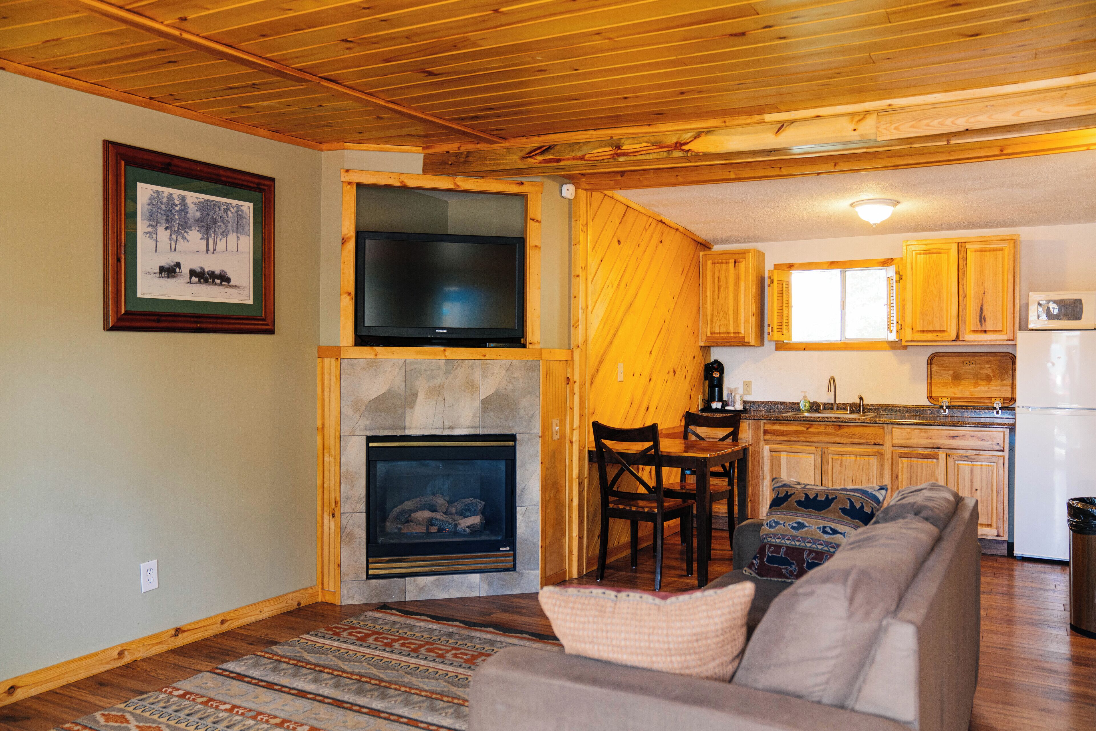 Cottage Deluxe, 1 grand lit et 1 canapé-lit, vue cour intérieure | Coin séjour | Télévision LED