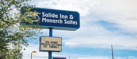 Schild für Salida Inn & Monarch Suites, das private Zimmer, Ferienhäuser und Unterkünfte für Haustiere bewirbt.