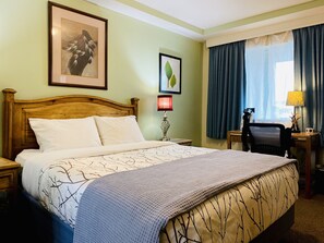Single Queen | Premium bedding, pillowtop beds, free WiFi, bed sheets - Salida Inn & Monarch Suites (Salida)