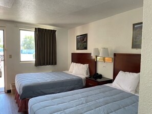 In-room safe, free WiFi, bed sheets - Farmington Inn (Farmington)