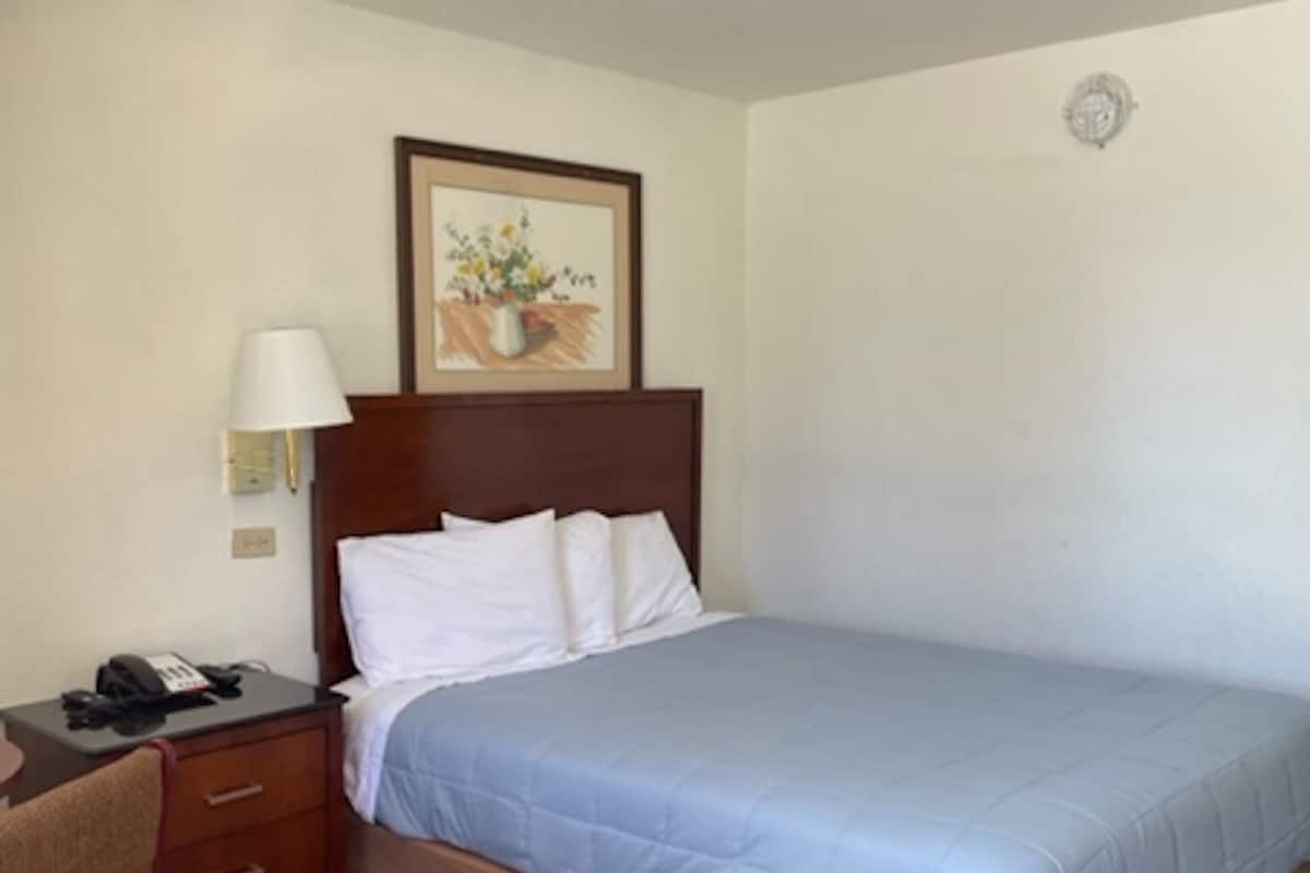 Room, 1 Queen Bed, Smoking | In-room safe, WiFi (free), bed sheets
