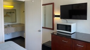 Room, 1 Queen Bed, Non Smoking | In-room safe, WiFi (free), bed sheets - Farmington Inn (Farmington)