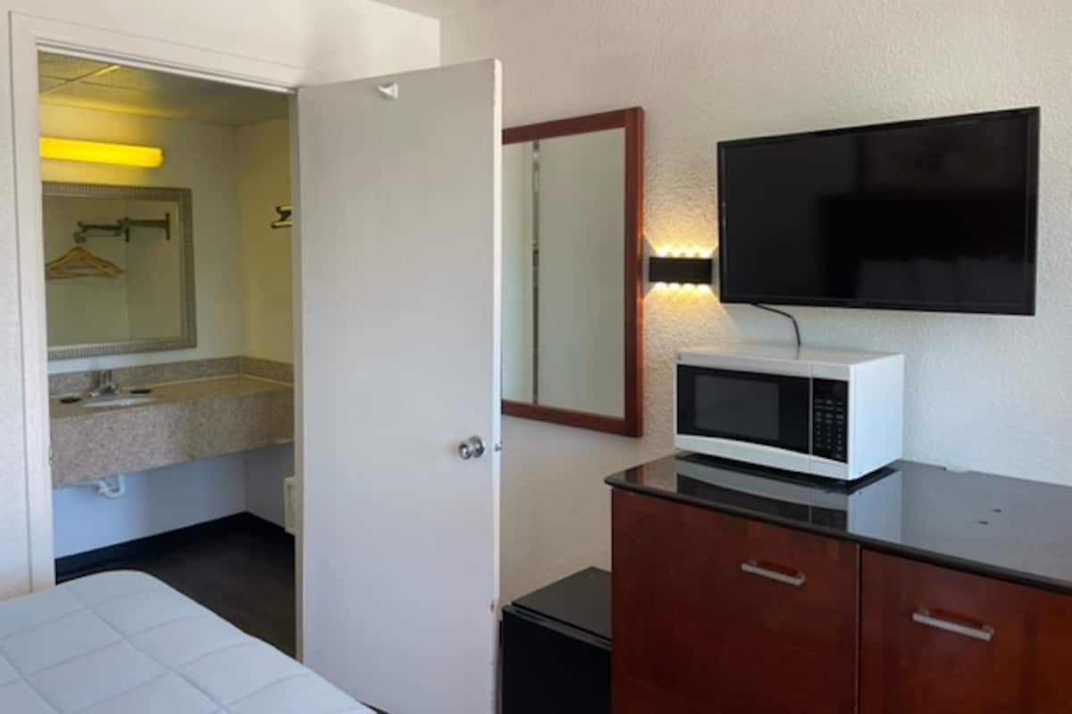 Room, 1 Queen Bed, Non Smoking | In-room safe, WiFi (free), bed sheets