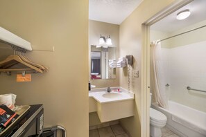 Standard Room, 2 Queen Beds, Non Smoking | Bathroom | Combined shower/tub, hair dryer, towels - Econo Lodge I-40 exit 286 Holbrook (Holbrook)