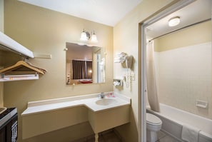 Standard Room, 1 Queen Bed, Non Smoking | Bathroom