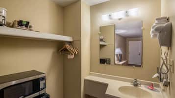 Camera Standard, 2 letti queen, non fumatori | Bagno | Combinazione doccia/vasca, asciugacapelli, asciugamani