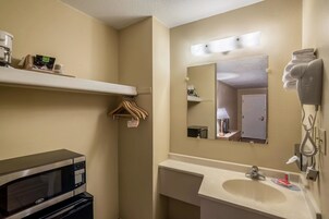 Bañera con ducha, secador de pelo, toallas