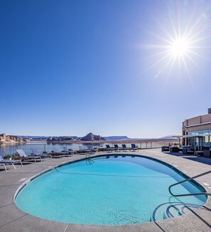 2 outdoor pools