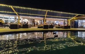 2 albercas al aire libre