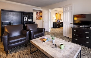 Deluxe Suite, 1 King Bed | Desk, soundproofing, iron/ironing board, bed sheets