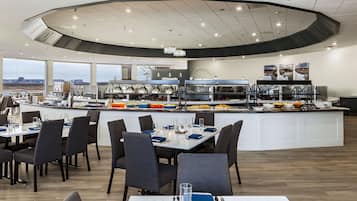 Colazione a buffet, servita tutte le mattine (21 USD a persona)