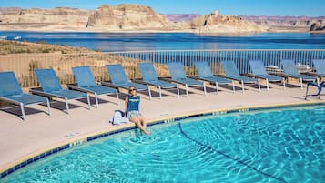 2 outdoor pools